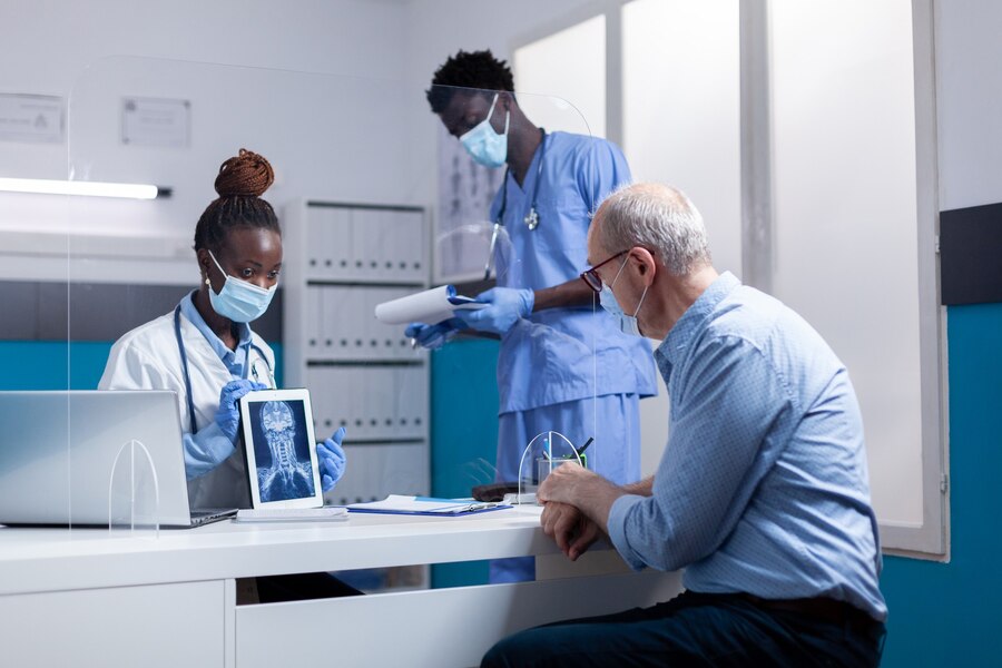 black-professional-team-people-explaining-x-ray_482257-15688